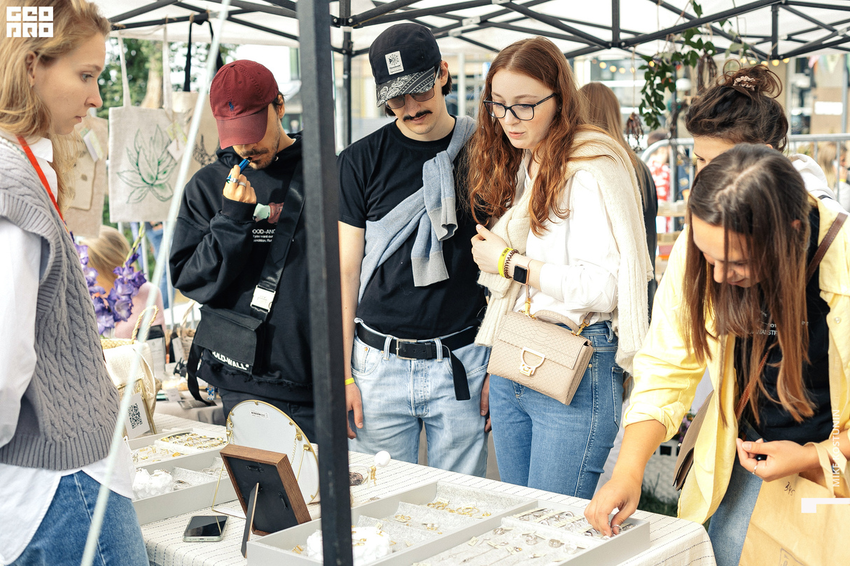 Salut! Big garage sale 18