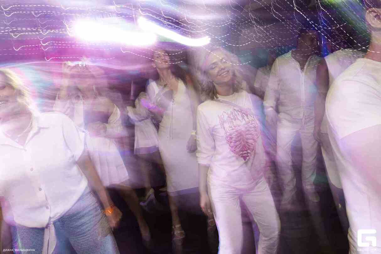 WHITE NIGHT 27
