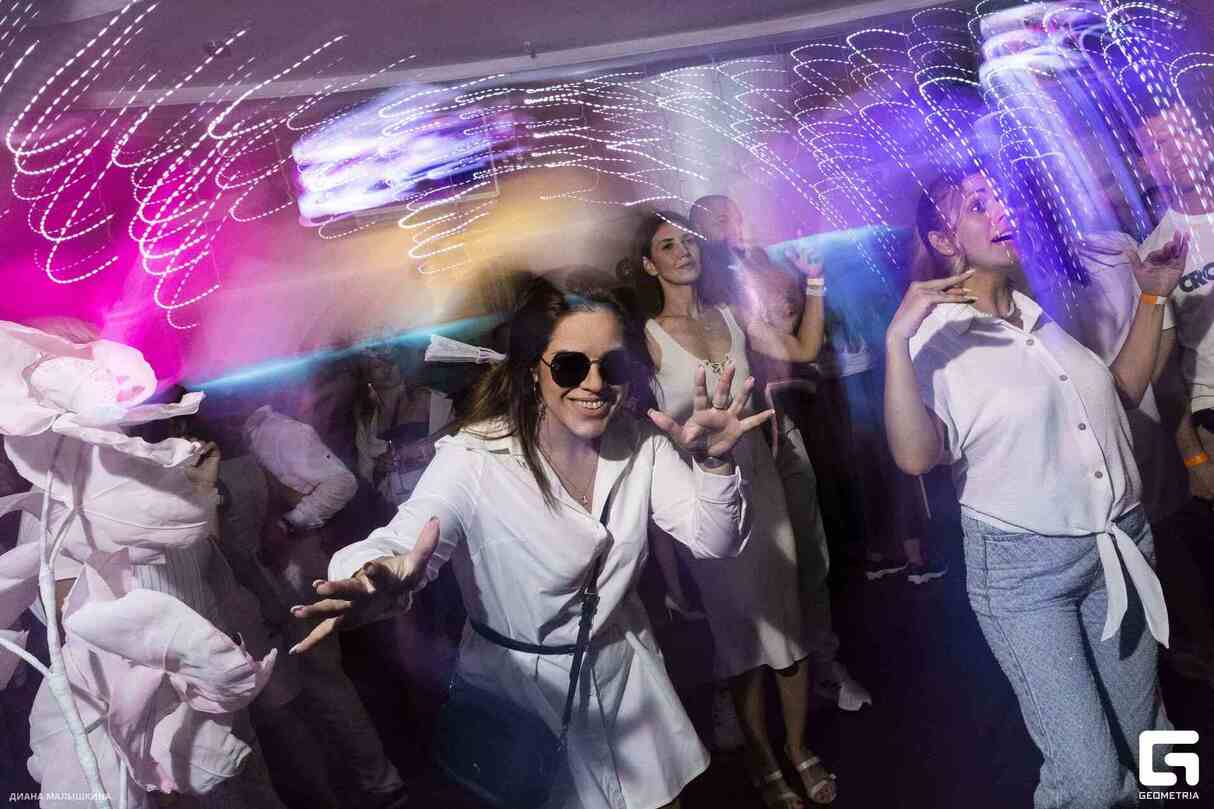 WHITE NIGHT 16