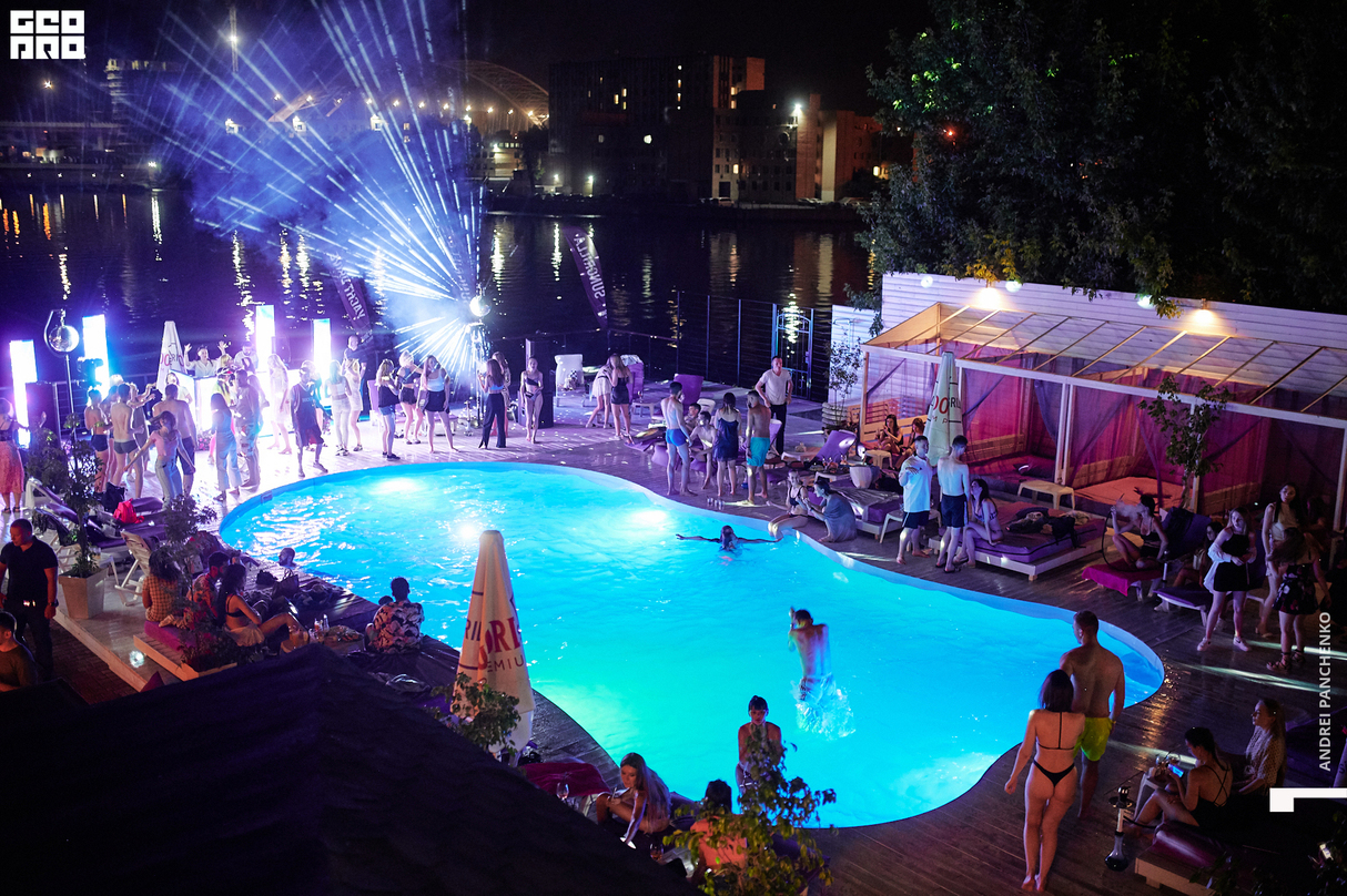 Night pool party 19