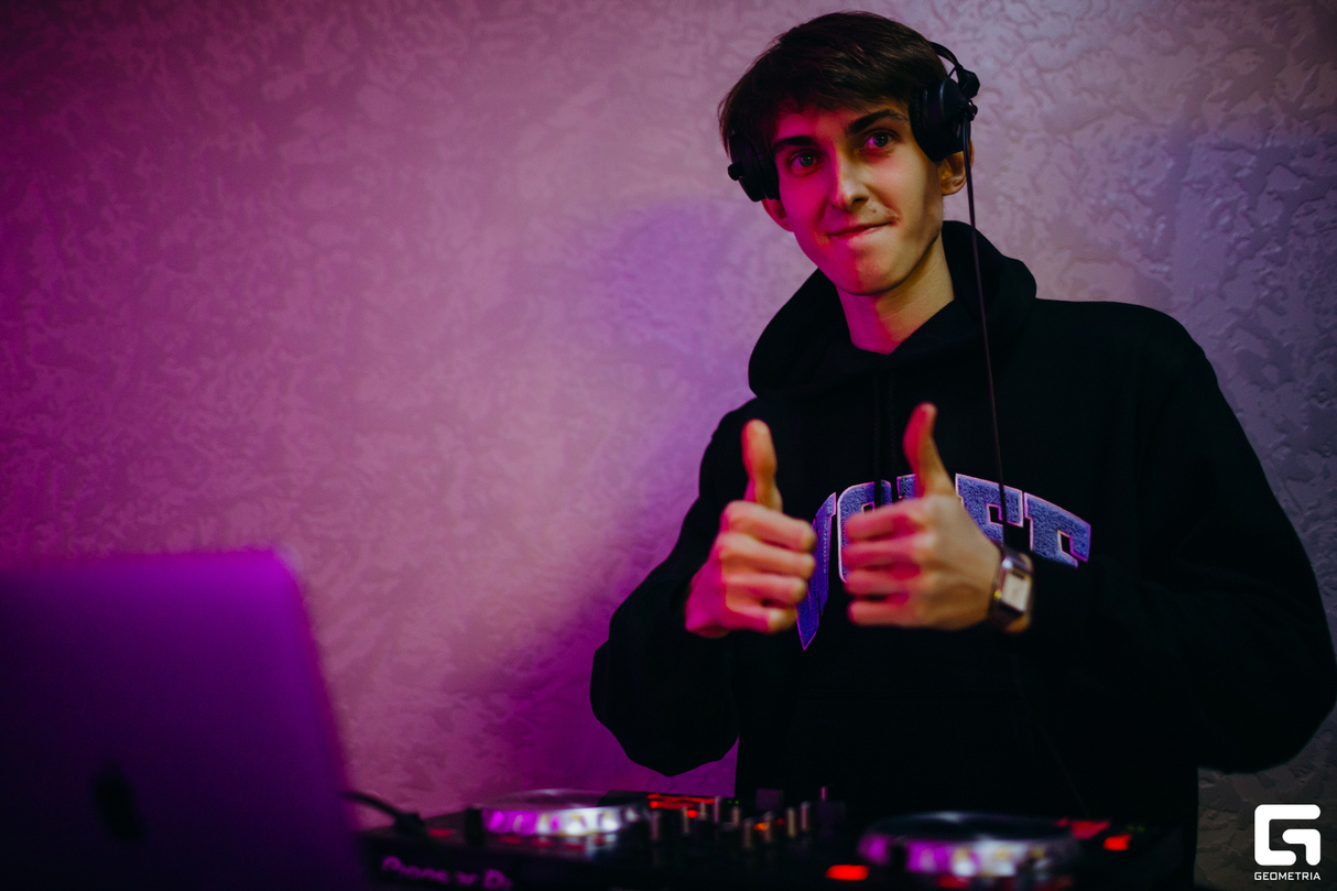 COME IN DA HOUSE 15