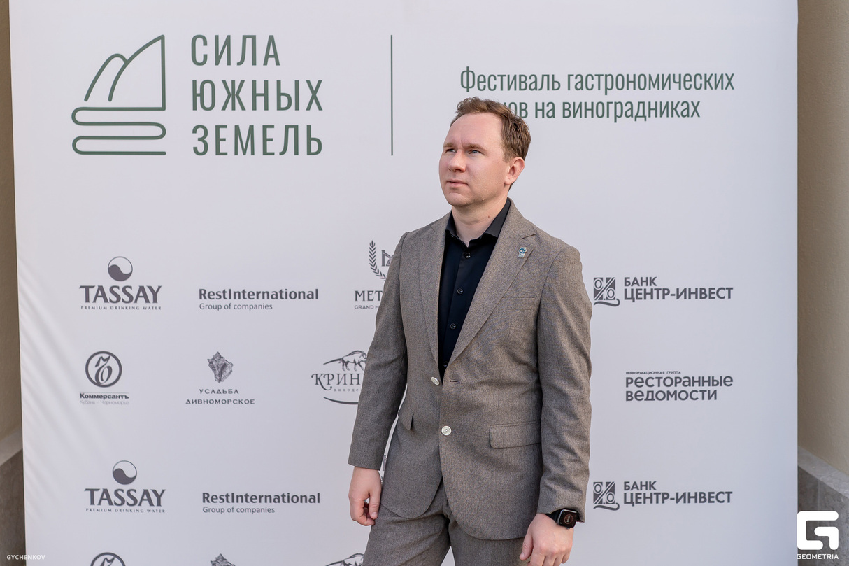 Сила Южных Земель - фестиваль ужинов на «Винодельня Криница». Ужин третий Андрей Грязев, Иван Строителев, Дмитрий Волочаев и шеф-сомелье Максим Кочнев 8