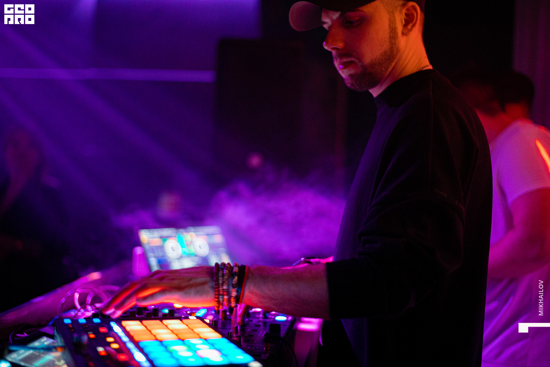 055-11-04-2021-04-10-Shake - Mikhailov - 2560.jpg