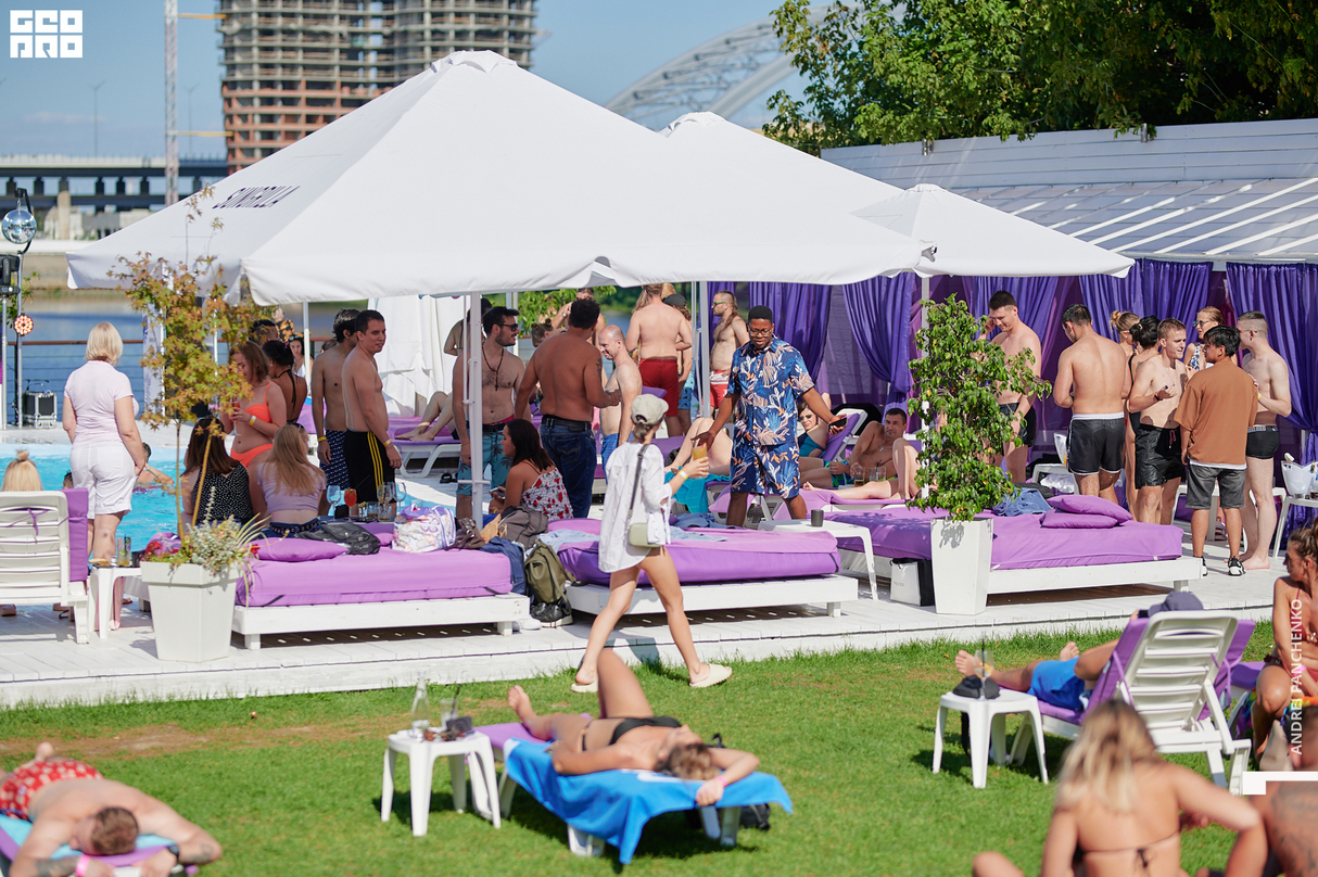 Day pool party 9