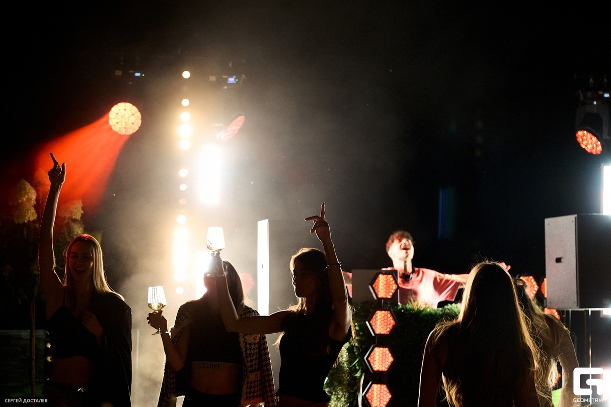 SUNSET PARTY 24