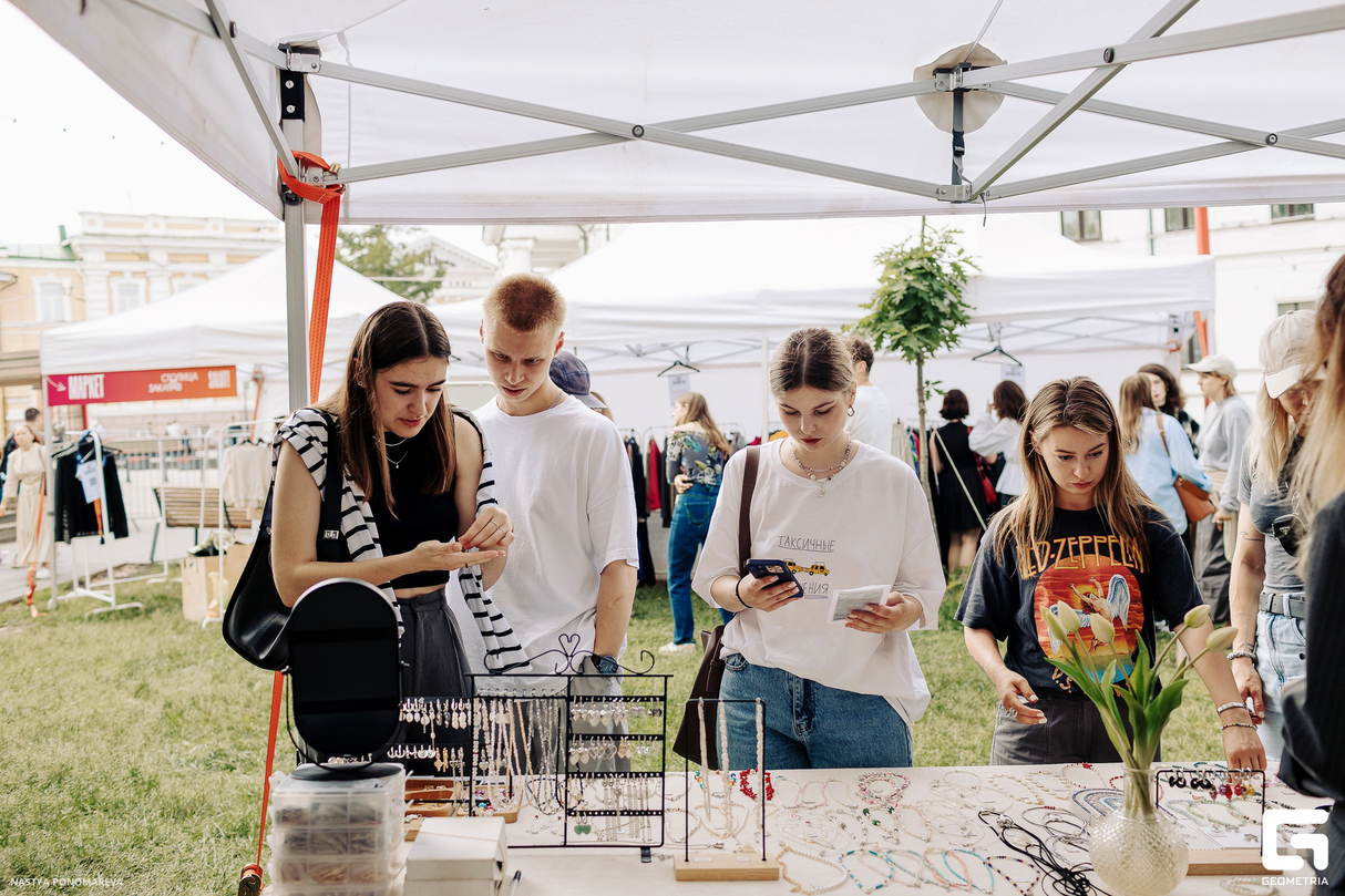 SALUT! BIG GARAGE SALE 25