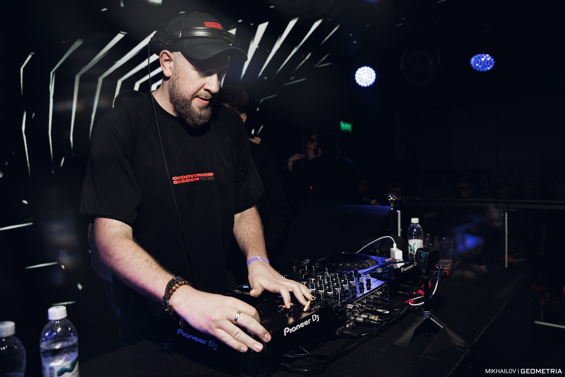 095-190425-5942 mikhailov-weblogo.jpg