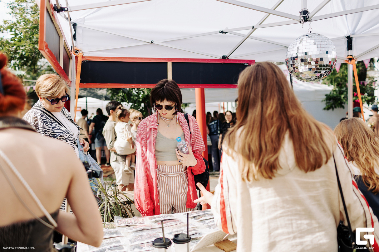 SALUT! BIG GARAGE SALE 9