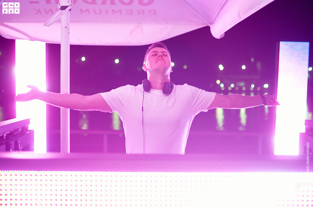 Night pool party 9