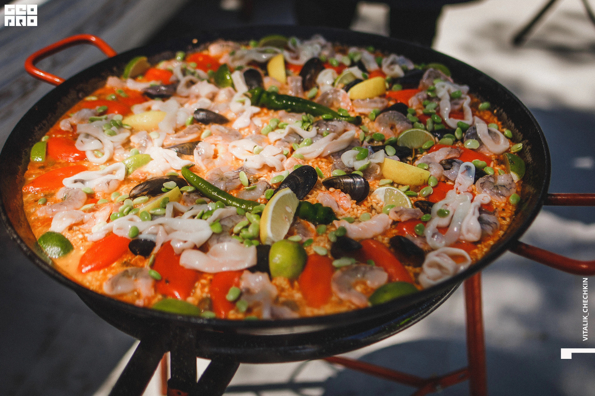 Paella Pool Party in MODUS 12