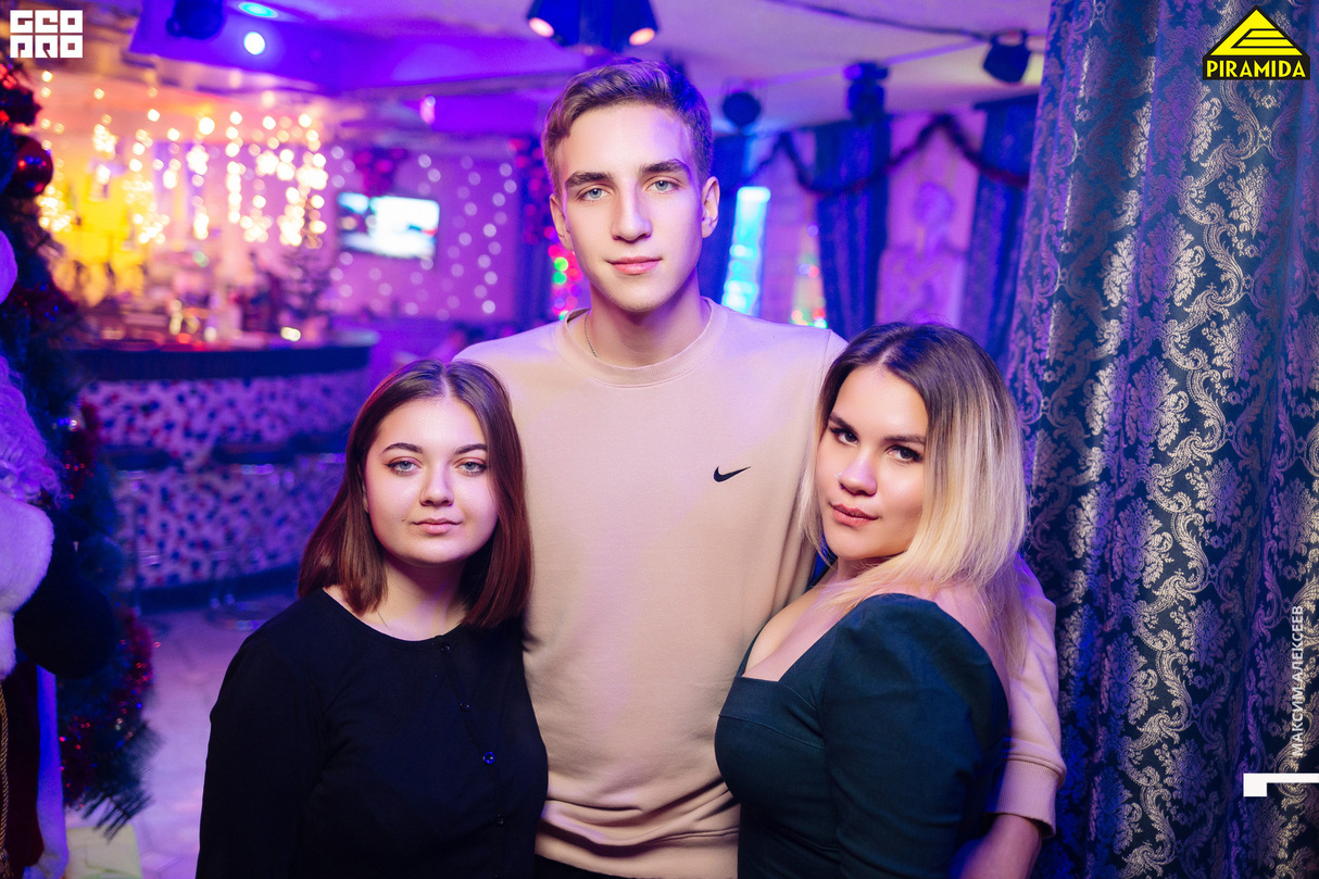 Пятница в караоке-кафе Пирамида 9
