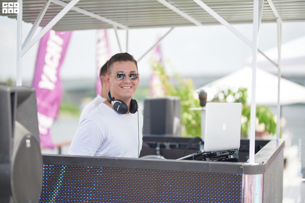 Day pool party 9