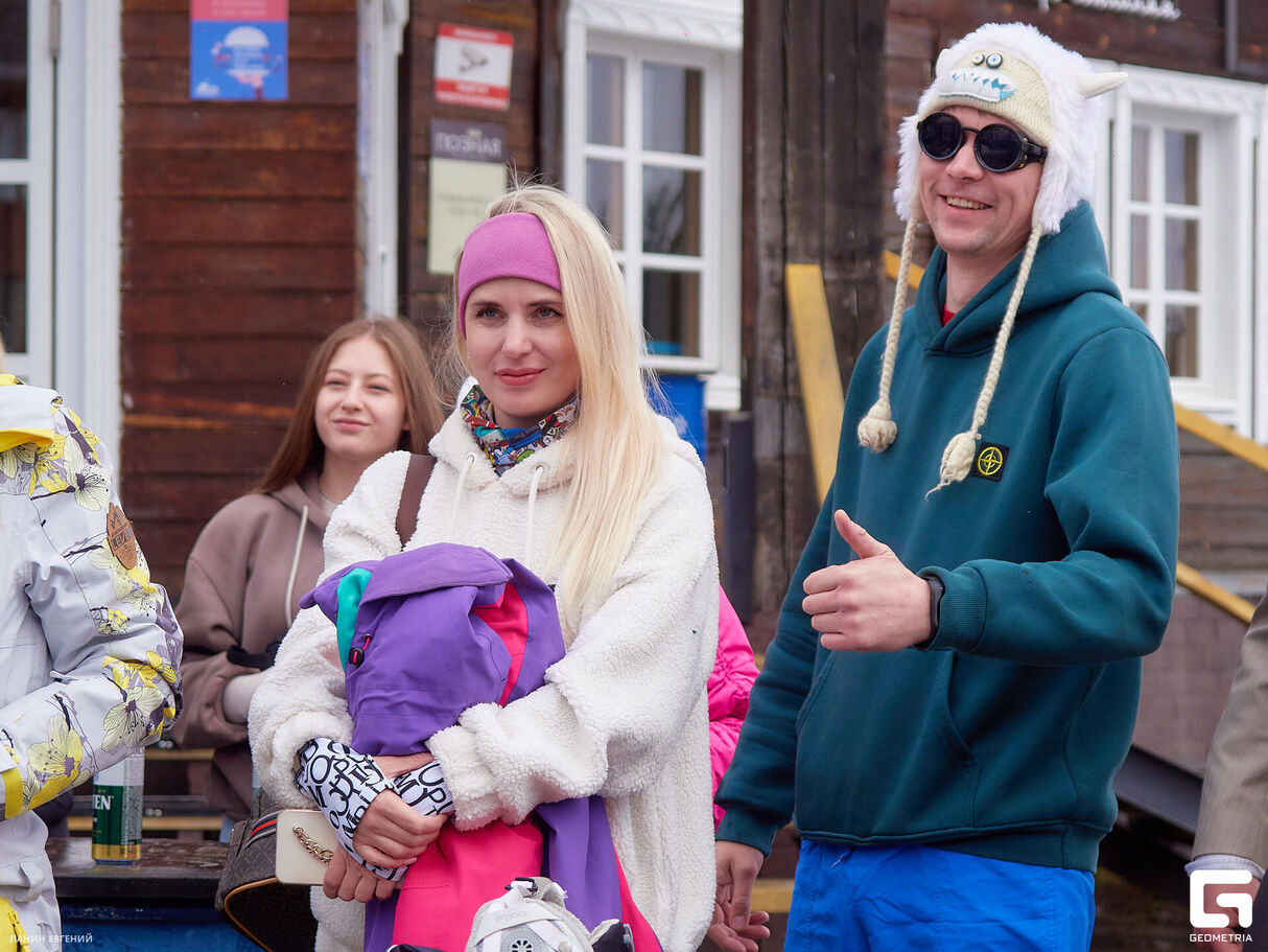 Спуск в купальниках на горнолыжном курорте «Гора Соболиная» 29