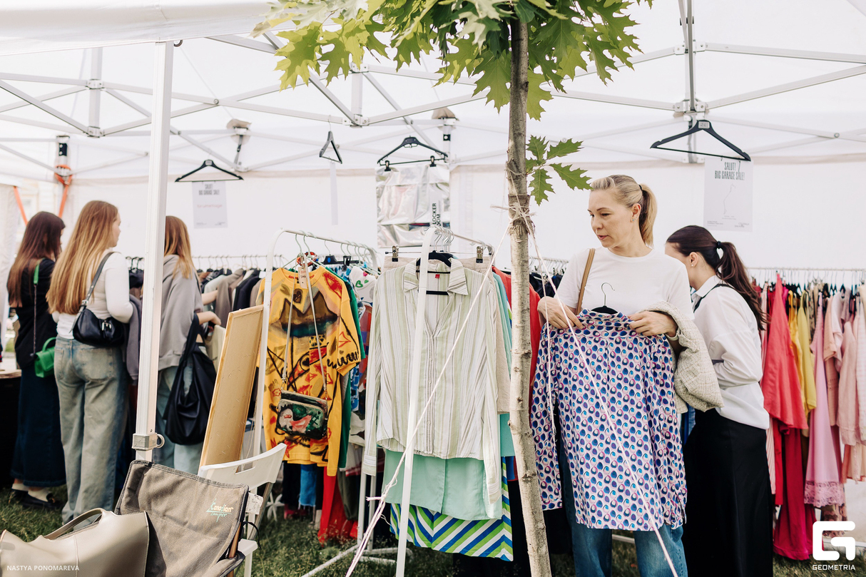SALUT! BIG GARAGE SALE 19