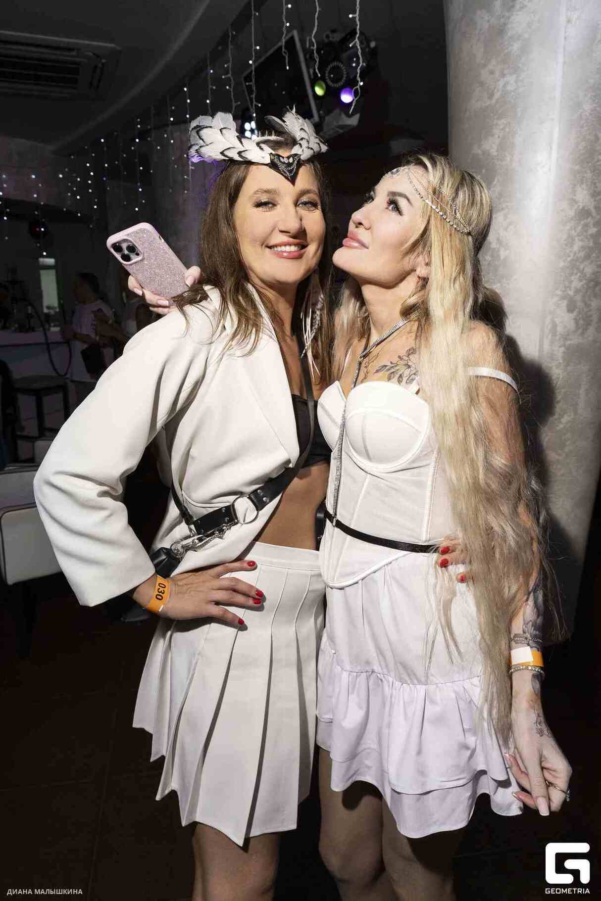WHITE NIGHT 22