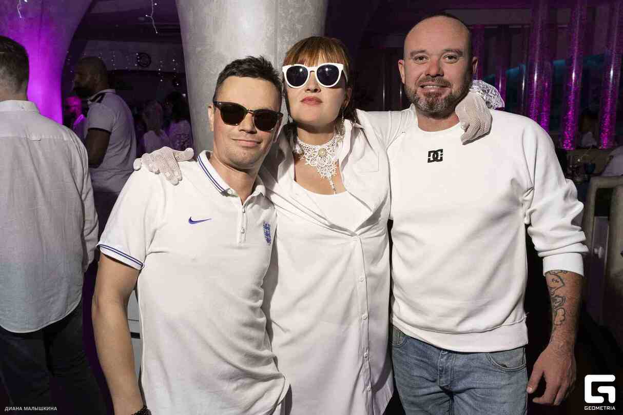 WHITE NIGHT 17