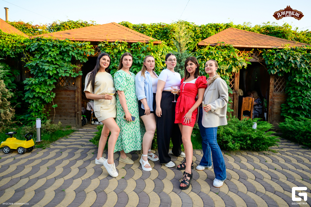 Суббота в кафе "Джрвеж"