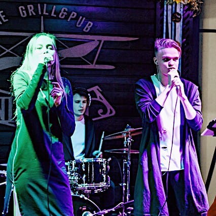 c кавер-группой Moveton