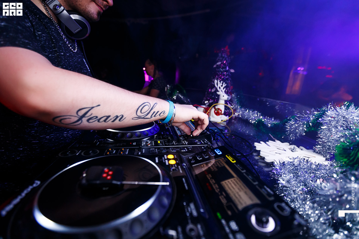 Friday Groove Jet at One Club // Roberto Chochola, Jean Luc & Strain 21