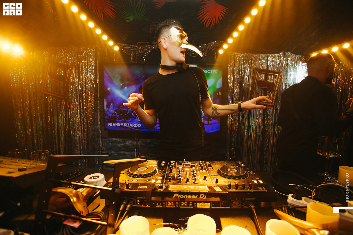 Solo karaoke&music bar - Masquerade Solo 12