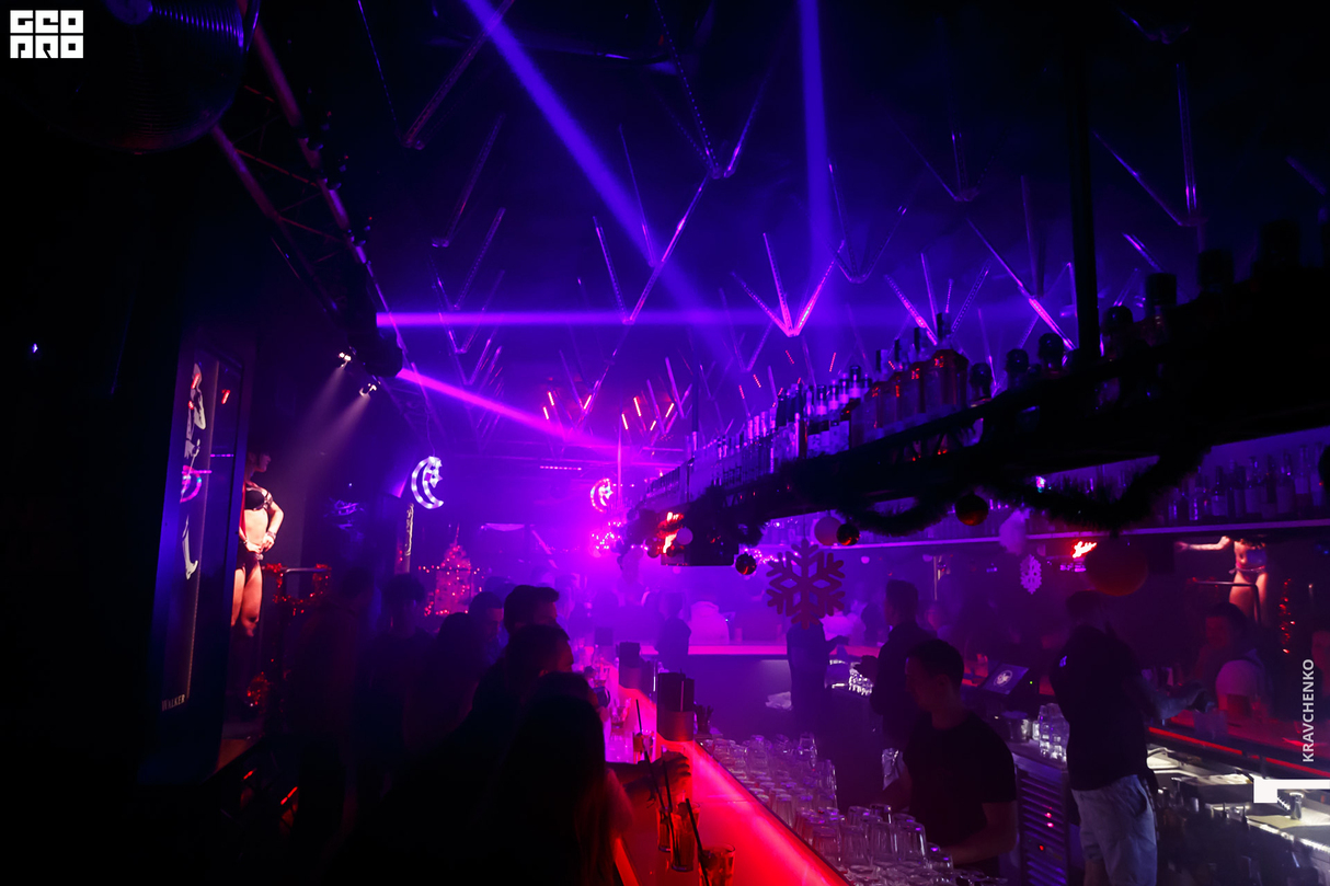 Friday Groove Jet at One Club // Roberto Chochola, Jean Luc & Strain 16