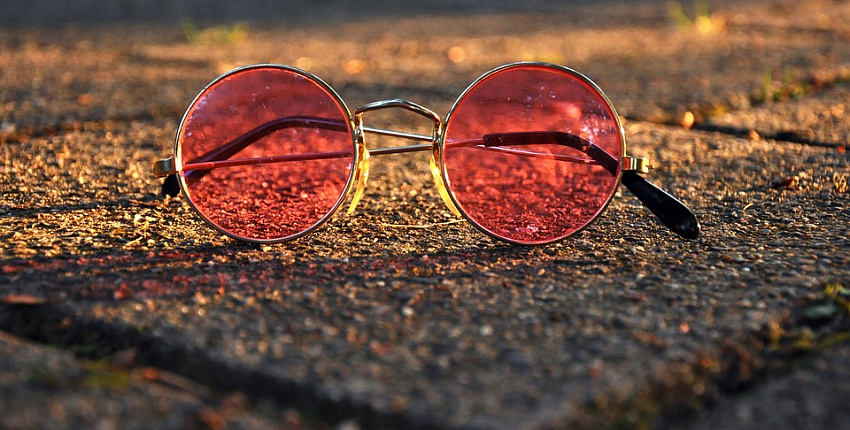 Почему розовые очки бьются стёклами внутрь?