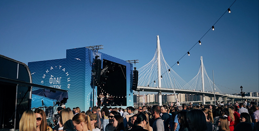 «Бирюзовые паруса»: масштабный гала - выпускной СПбГЭУ у «Флагштока»