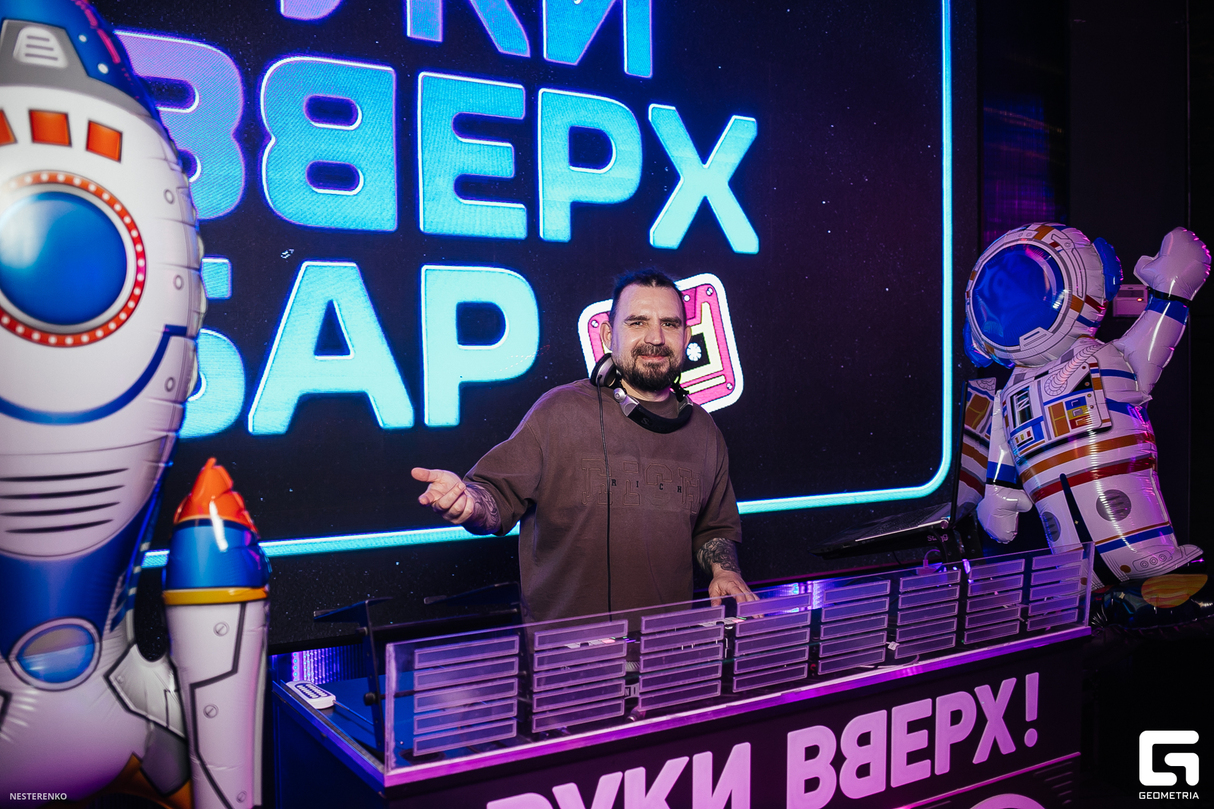 Руки ВВерх! в иллюминаторе