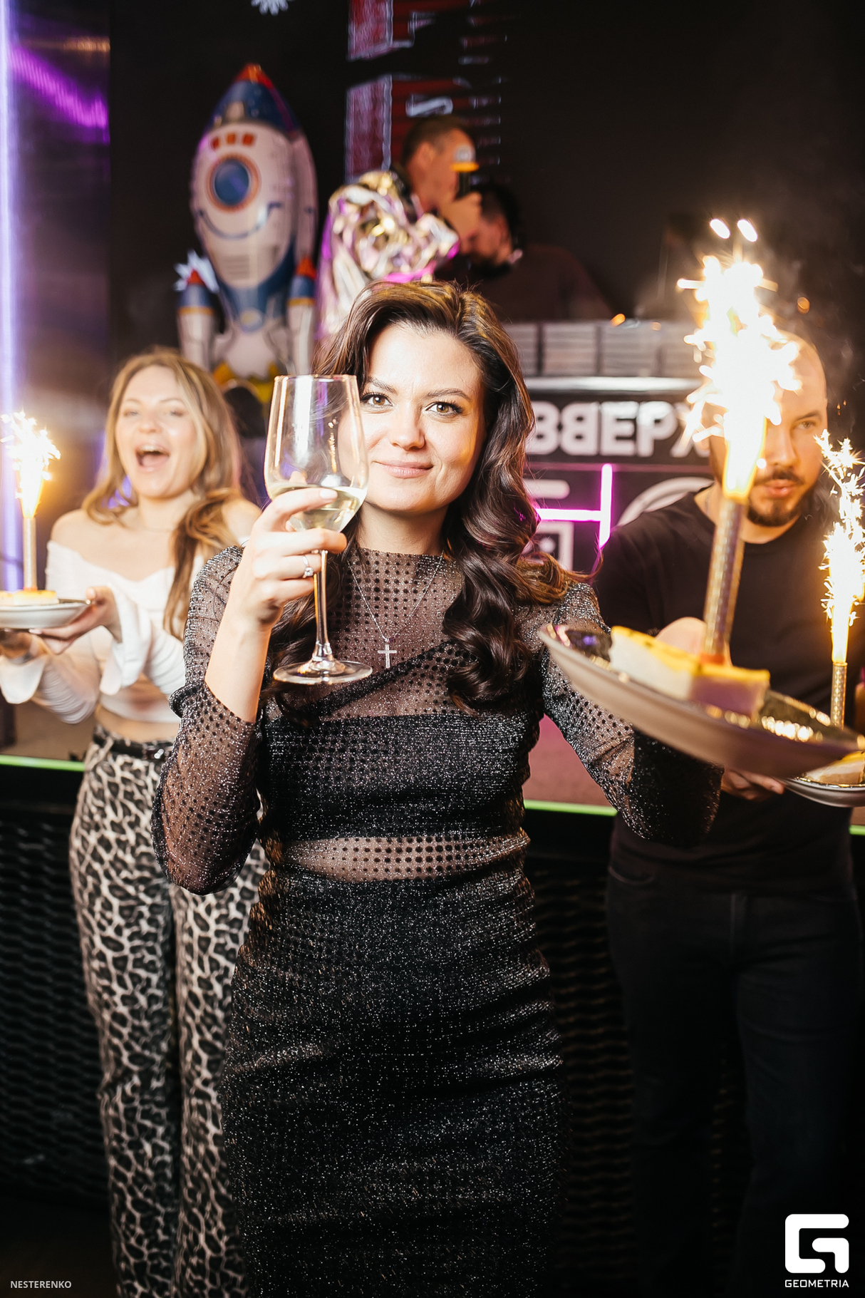 Руки ВВерх! в иллюминаторе 16