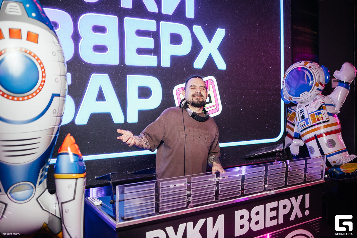 Руки ВВерх! в иллюминаторе 10