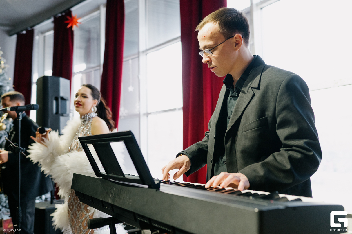Новогодний JAZZ для резидентов Эпицентра 16